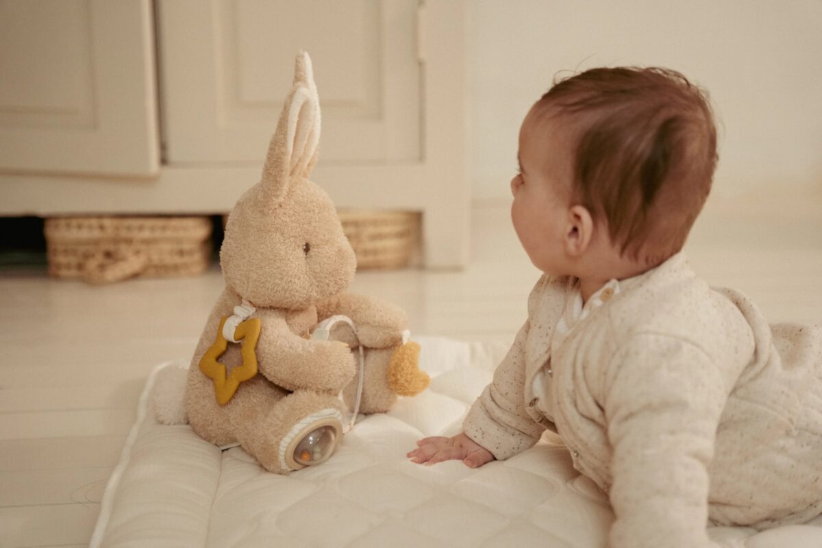 Little Dutch minkštas veiklos žaislas „Baby Bunny“ - TinyStore.lt