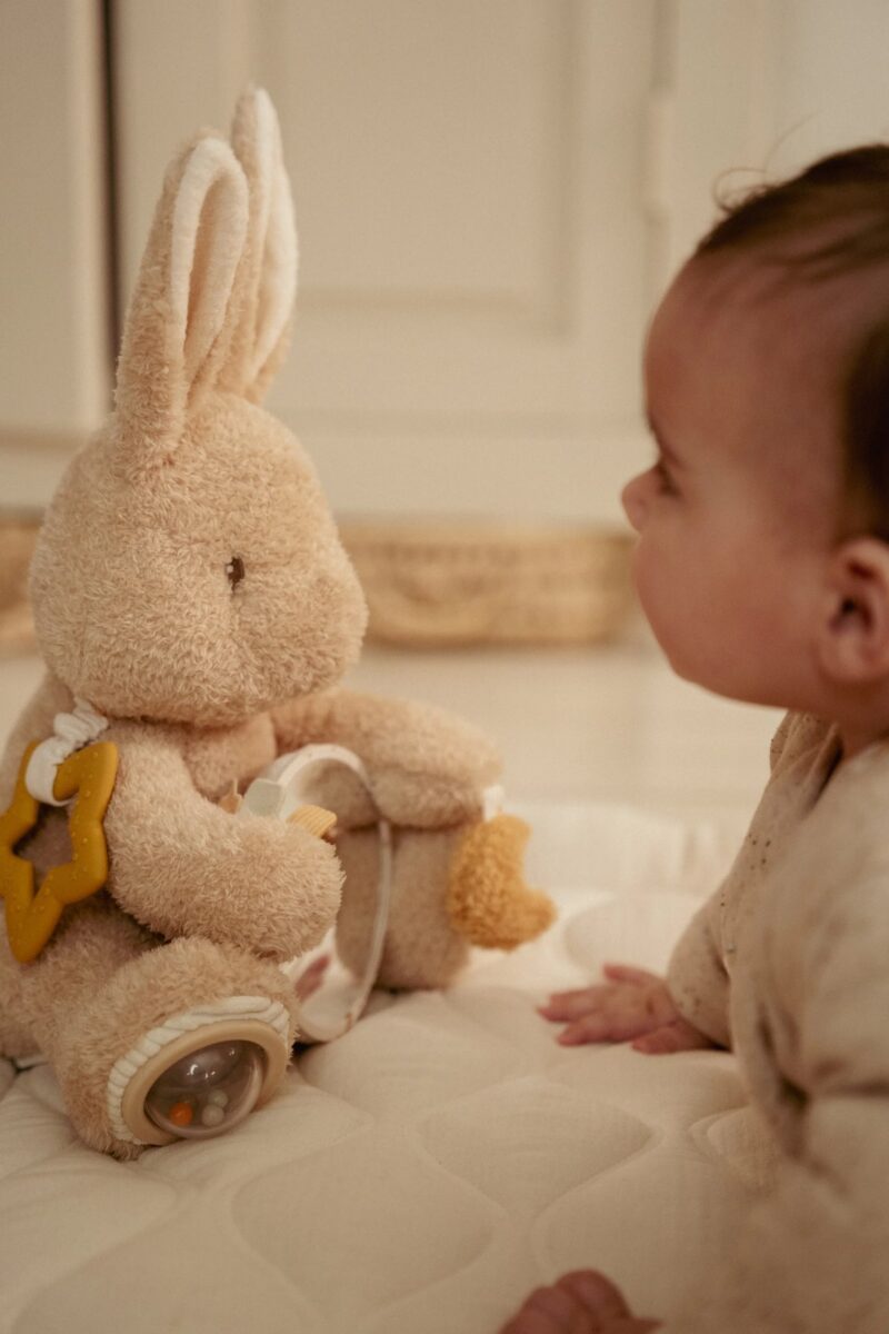 Little Dutch minkštas veiklos žaislas „Baby Bunny“